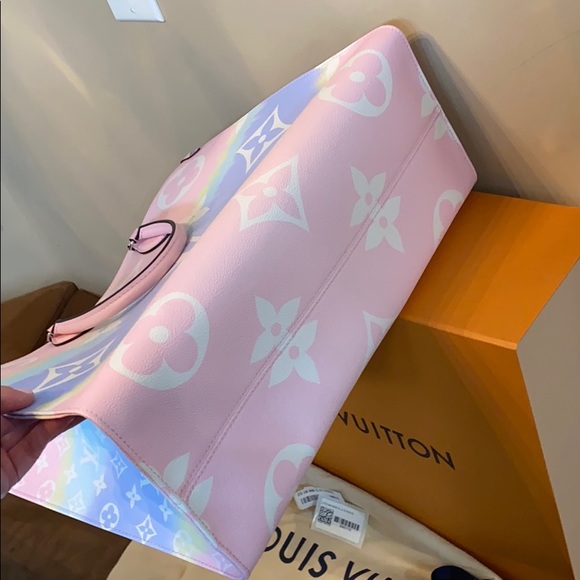 ❗️SOLD❗️💯%Authentic LV Escale pastel on the go - Picture 12 of 16